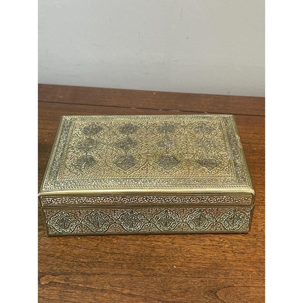 ANTIQUE VINTAGE EMBOSSED BRASS CIGARETTE TRINKET BOX WOOD LINED